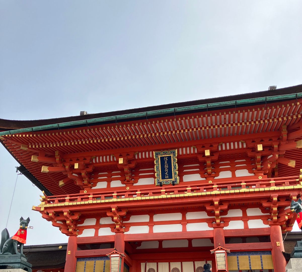 伏見稲荷大社で初詣。社員一同、良い一年を願って