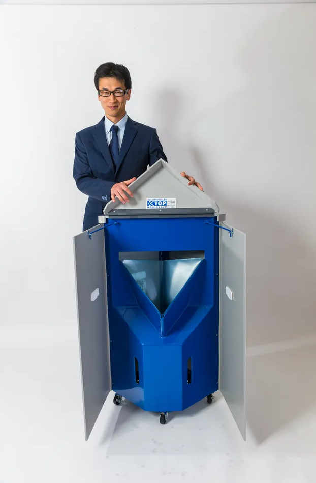 スカイトイレ「ウィング」を紹介する人物